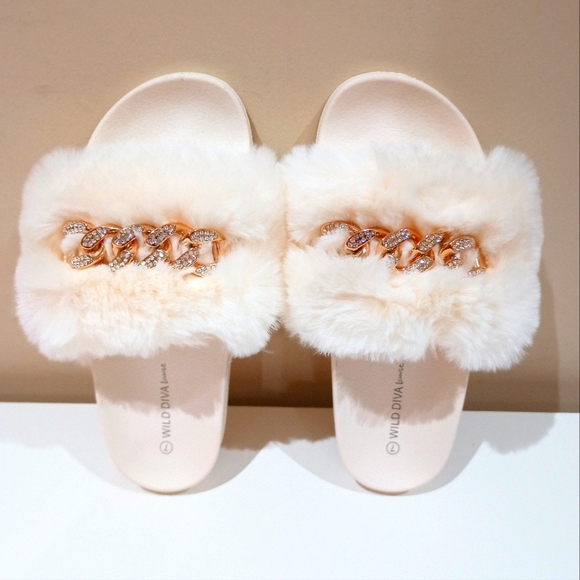 Like New 🌷 Wild Diva Women's White Faux Fur Flat Slides - Picture 11 of 16